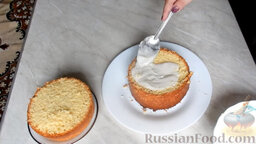 Бисквитный тортик: Смазать середину бисквита глазурью.