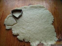 Простое печенье на кефире: Тесто раскатать в пласт толщиной около 1 см. Формочкой вырезать фигурки.