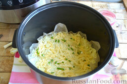 Мясная запеканка с картофельным пюре (в мультиварке): Картофель солим по вкусу. Присыпаем небольшой частью сыра и нарезанным мелко луком.
