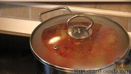 Овощное рагу "Сочное" со свининой: Накрываем крышкой и ставим на огонь, чтобы вода закипела. Когда бульон закипит, мы уменьшаем температуру приготовления и начинаем томить овощное рагу со свининой до полной готовности.