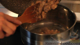 Овощное рагу "Сочное" со свининой: Когда мясо приобретет золотистую корочку, перекладываем его в кастрюлю.