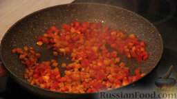 Овощное рагу "Сочное" со свининой: Далее обжариваем кубики моркови, к которой добавляем квадратики болгарского перца и кубики помидора. Можно немного всё подсолить. Хорошо перемешиваем и выкладываем в кастрюлю.