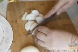 Килька в томатном соусе (в мультиварке): Лук нарезать полукольцами.