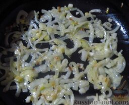 Кабачки в сметанном соусе: Лук обжарьте на растительном масле до золотистости. Переложите лук на тарелку.