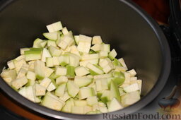 Овощная запеканка из цукини и лука (в мультиварке): Сложить овощи в чашу мультиварки в предварительно разогретое растительное масло.