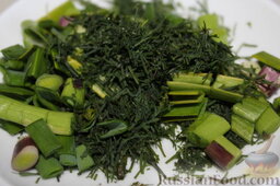 Овощная запеканка из цукини и лука (в мультиварке): В это время порезать зелень.