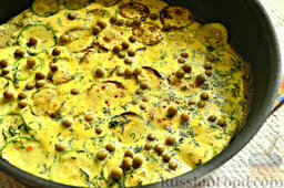 Закуска из кабачков, яиц и зеленого горошка: Накрываем сковороду крышкой. Ждем, пока яичная масса схватится.
