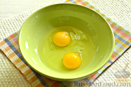 Закуска из кабачков, яиц и зеленого горошка: Пока кабачки поджариваются, приготовим яичную заливку. В миску разбиваем яйца.