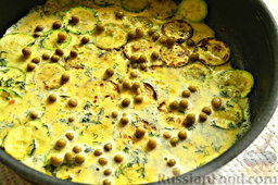 Закуска из кабачков, яиц и зеленого горошка: Следом выкладываем зеленый горошек.