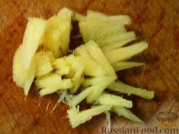 Листья салата, тушенные в соевом соусе: Имбирь очистить и очень мелко нарезать.