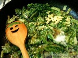 Листья салата, тушенные в соевом соусе: Добавить имбирь, сахар и уксус. Перемешивая, тушить 2-3 минуты.