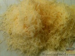 Кабачковые оладьи с сыром и чесноком: Сыр натереть на мелкой терке.