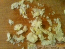 Кабачковые оладьи с сыром и чесноком: Чеснок очистить и раздавить.