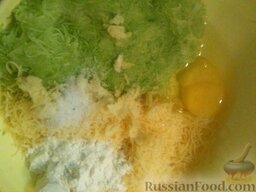 Кабачковые оладьи с сыром и чесноком: Смешать кабачки, сыр, чеснок. Добавить яйцо, соль и муку. тщательно перемешать.