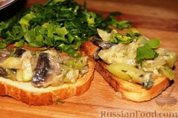 Закуска из кабачков и шампиньонов: Тушеные кабачки с грибами можно подать на тостах (обжаренных кусочках хлеба).   Вкусно, попробуйте!