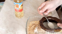 Постные котлеты из тыквы: Добавить 2 ст. ложки растительного масла, 0,5 ч. ложки соли и 3 ч. ложки сахара. Оставить на 10 минут тесто.