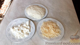 Дрожжевой пирог с сыром (на сковороде): Подготовить ингредиенты для приготовления дрожжевого пирога с сыром.   Сыр натереть на крупной терке.