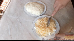 Дрожжевой пирог с сыром (на сковороде): Как приготовить дрожжевой пирог с сыром:    Смешать сыр с творогом. Начинка готова.