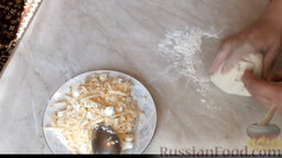 Дрожжевой пирог с сыром (на сковороде): Посыпать стол мукой. Подмесить тесто.