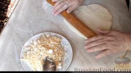 Дрожжевой пирог с сыром (на сковороде): Раскатать скалкой тесто в круглый пласт. Сковороду с растительным маслом поставить разогреваться на огонь.