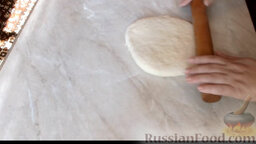 Дрожжевой пирог с сыром (на сковороде): Аккуратно раскатать тесто с начинкой, чтобы не разорвать его.