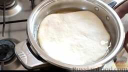 Дрожжевой пирог с сыром (на сковороде): Сковорода нагрелась. Выложить пирог-лепешку из дрожжевого теста в сковороду. Обжарить сперва с одной стороны.
