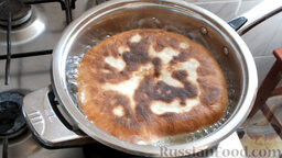 Дрожжевой пирог с сыром (на сковороде): Перевернуть пирог на другую сторону и обжаривать до готовности несколько минут.