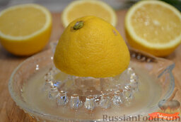 Освежающий лимонад: Выдавить сок из лимонов.