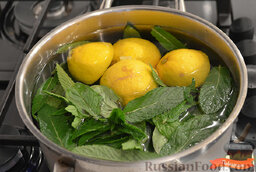 Освежающий лимонад: Положить в кастрюлю корки лимона, оборвать листики с мяты и тоже положить в кастрюлю. Залить водой. Закипятить и варить 3 минуты.