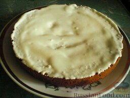 Пирог с вареньем "Нежный": Дальше можно смазать любым кремом или вареньем. Я смазала сметанным кремом. Для этого сметану перемешала с сахарной пудрой.