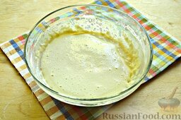 Панкейки с черешней: Достаем из холодильника яичный белок и взбиваем его вместе с сахарным песком. Массу добавляем в тесто.