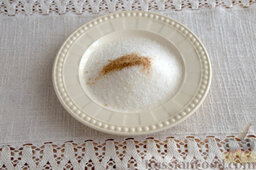 Песочные трубочки с ревенем и корицей: Смешиваем сахар и корицу.