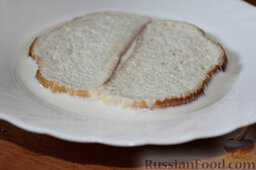 Котлеты из индейки, с оливками и сыром (в мультиварке): Замочить хлеб в теплом молоке.
