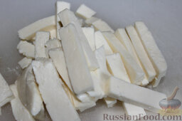 Котлеты из индейки, с оливками и сыром (в мультиварке): Порезать сыр брусочками.