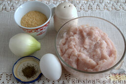 Куриные котлеты на пару (в мультиварке): Продукты для приготовления куриных котлет на пару в мультиварке: измельченная куриная грудка, лук, яйцо, панировочные сухари и специи.