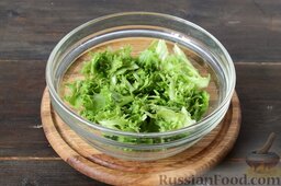 Салат с клубникой: Следом добавляем сочные кусочки салата фризе.