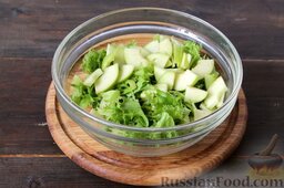 Салат с клубникой: Крепкие кисло-сладкие яблоки режем тонкими пластинами, тонкую и нежную кожицу оставляем, жесткую срезаем, удаляем сердцевину.