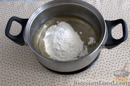 Заварные пирожные с клубникой: Доводим массу до кипения, вводим просеянную пшеничную муку и быстро перемешиваем ингредиенты, используя кулинарную лопатку.