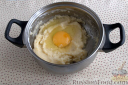 Заварные пирожные с клубникой: Вводим в массу сырые яйца по одному.