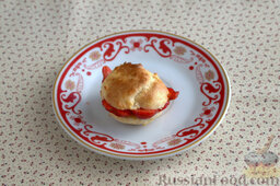 Заварные пирожные с клубникой: Разрезаем клубнику на 3-4 части, выкладываем ягоды в заварные пирожные с кремом.