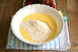 Пирог с клубникой (в мультиварке): Соединяем взбитые с сахаром яйца с перемешанными сухими продуктам.