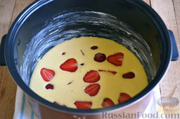 Пирог с клубникой (в мультиварке): Ягоды клубники (300 г) выкладываем на тесто. Стараемся ягоды чуть «притопить» в тесте.