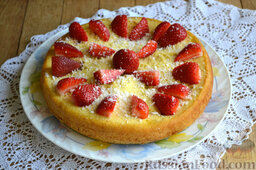 Пирог с клубникой (в мультиварке): Готовый клубничный пирог украшаем свежими ягодами клубники и, по желанию, кокосовой стружкой.