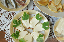 Канапе c хамсой: Остывший сельдерей смазать сыром и прикрепить по 1 листочку зелени.