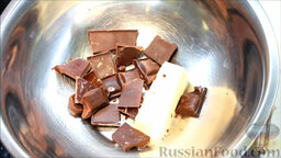 Шоколадный фондан: Разломаем шоколад на кусочки, добавим сливочное масло и поставить шоколад с маслом на водяную баню.   Включаем духовку на 250 градусов.