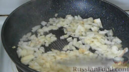 Салат с тунцом: Как приготовить салат с тунцом:    Лук мелко нарезаем и обжариваем на масле до золотистого цвета.