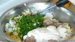 Салат с тунцом: Соединяем все ингредиенты, добавляем измельчённую зелень, заправляем салат с тунцом майонезом и перемешиваем.