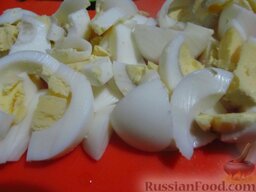 Весенний салат с яйцом: Как приготовить весенний салат с яйцом:    Яйца порежьте полукольцами.