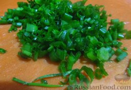 Весенний салат с яйцом: Зеленый лук порубите.