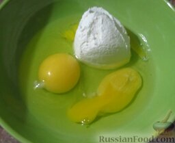 Гороховая запеканка: Яйца смешайте со сметаной.